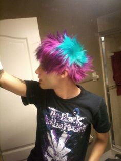 I love this o.o Purple And Teal Hair, Teal And Purple Hair, Emo Pics, Teal Hair Color, Splat Hair Color, Hair Stules, Hair Stripping, Scene Style, Galaxy Hair