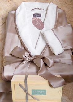 Wrapped in Luxury Spa Gift Set - Silk Spa Robe Gift Set Luxury Goals, Wealthy Woman, Diy Luxury, Luxury Gifts For Women, Spa Wraps, Women Tips, Silk Robes, Spa Gift Set, Box Ribbon