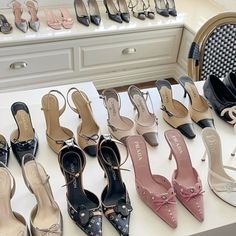 Dr Shoes, Shoes Heels Classy, Vintage Heels, Heels Classy, Fancy Shoes, Blair Waldorf, Aesthetic Shoes, Shoe Closet, Slingback Heel