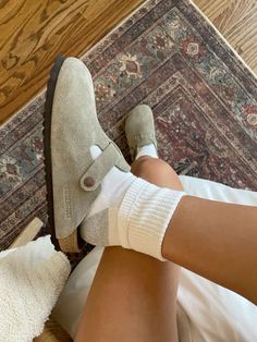 birkenstock clogs aesthetic, cute shoes aesthetic Birkenstock Clog, Birkenstock Outfit, Clogs Outfit, Clogs For Women, Boston Clogs, Stockholm Fashion