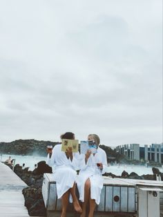 Blue lagoon best friend insta picture Blue Lagoon Instagram Pictures, Iceland Moodboard, Iceland Outfit