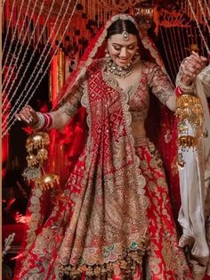 Mehendi Bridal Outfit, Indian Bridal Wear Red, Rajasthani Photo, Red Wedding Lehenga, Bridal Lengha, Indian Bridal Photos