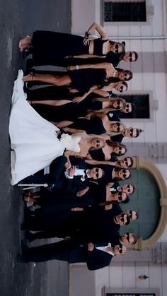 Fun Wedding Details Reception Ideas, Blake Tie Wedding, Polaroid Pictures For Wedding, Self Wedding Photo, Balloon Drop Wedding, Wedding Photo With Friends, Wedding Inspo Modern Romantic, Black And White Wedding Family Photos, Cute Intimate Wedding Ideas