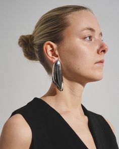 Silver pleated earrings from Alaïa. The Bombe earrings are made of 95% copper and 5% brass, and are lightweight due to an advanced technology that allows to empty the center once the shape is formed.Material: Copper/BrassMade in Italy