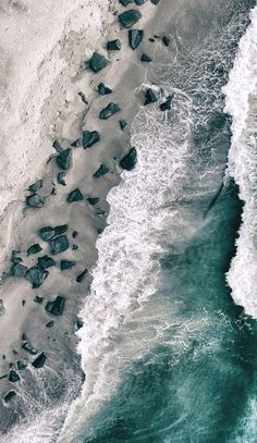 an aerial view of the beach and ocean with an apple logo in the middle, taken from above