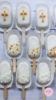 @our.cocina on instagram 

White & Gold Baptism Treats🤍✨
white and gold theme cakesicles for a baptism!
gold chocolate cross Baptism Treats, Baptism Cake Pops, Party Snack Table, Christmas Decorating Hacks, Chocolate Covered Desserts, Recuerdos Primera Comunion Ideas, Confirmation Party, Cake Pop Designs