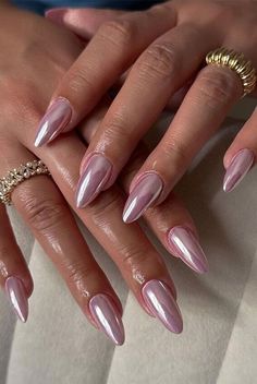 Glazed Doughnut Nails With Design, Chrome On Natural Nails, Coloured Chrome Nails, Crome Nails Almond Short, Crome Nails Designs Short, Short Chrome Nails Designs, Lilac Chrome Nails, Chrome Overlay, Mat Nails