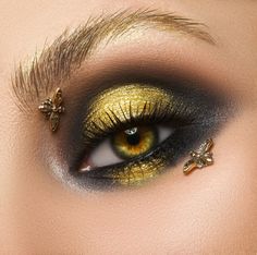 Se vogliamo stupire a Carnevale, proviamo il trucco da ape Bumblebee Makeup Halloween, Bee Inspired Makeup, Bumble Bee Makeup Halloween, Bee Make Up, Bee Makeup Look, Bee Costume Makeup, Bumblebee Makeup, Bee Costume Diy, Church Makeup