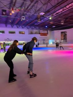 Cute Couple Ice Skating, Cute Dating Pictures, Couple Activities Photos, Cute Aesthetic Date Ideas, Rollerskating Couple, Winter Couple Activities, Meet Up With Boyfriend, Cute Date Ideas For Couples Romantic, Ice Skating Couple Pics