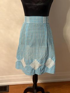 Add a touch of vintage charm to your kitchen with this beautiful gingham apron. Featuring a classic blue and white checkered pattern and delicate white embroidery, this apron is both practical and stylish. Perfect for baking, cooking, or simply as a decorative piece, it's an essential for vintage lovers and collectors alike. **Details - Style: Vintage apron - Pattern: Gingham blue and white - Embellishment: White embroidery detailing - Material: 100% cotton - Size: One size fits all - Condition: Excellent vintage condition with no significant signs of wear **Measurements - **Length (from top to hem Approximately 30 inches (76 cm) - **Width (at the widest part Approximately 24 inches (61 cm) - **Ties Long enough to adjust and fit most sizes comfortably **Features - Classic gingham pattern f Vintage Apron Pattern, Gingham Apron, Vintage Gingham, Retro Kitchenware, Vintage Apron, White Apron, Vintage Lovers, Aprons Patterns, Gingham Pattern