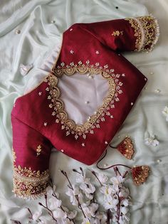 Custom Sewing Blouse in USA for Lehenga/ Saree From our Fabric and your Measurements. Choose your fabric and place the order. I will contact you immediately for measurements. I will share a very simple video using which you can give me your measurements. Blouses are turning out perfectly using this video. You can share a design you like for the blouse. The pic shared here is just an example. We do not offer embroidery/work blouses at this point. Blouse Design For Newly Married, Lehenga Blouse Hand Designs, Bridal Work Blouse Designs South Indian, Blouse Designs For Wedding Saree, Blouse Back Designs For Lehenga, Blouse Designs Latest For Bride, Boat Neck Work Blouse Designs, Gold Maggam Work Blouse Designs