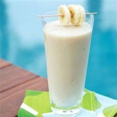 a smoothie in a glass with bananas on top and text describing the benefits of green smoothie day 2