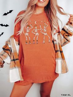 This oversized Comfort Colors top features dancing skeleton cowgirls! Perfect for Halloween tee or a country music fan. With a classic western theme and a Halloween twist, this shirt is perfect for hitting the dance floor or rocking the rodeo! ⭐️ * I T E M * I N F O* ✦ Comfort Colors Unisex Shirt ✦ 100% Ring-Spun Cotton ✦ Printed using Direct To Garment style- Inks are printed directly into the fabric. ✦ Different sizing may effect placement of final design. ✦ Colors may differ slightly due to d Skeleton Cowgirl, Outfit Country, Country Music Shirt, Dancing Skeletons, Western Graphic Tees, Dancing Skeleton, Country Music Shirts, Cowgirl Shirts, Skeleton Shirt