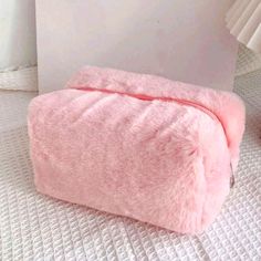 Nwt Pink Fluffy Outside Makeup Bag! Travel Cosmetic Bag Organizers, Fluffy Bag, Alat Makeup, Pink Makeup Bag, Make Up Case, Cosmetic Bag Organization, Makeup Storage Bag, Makeup Brush Storage, Pen Pouch