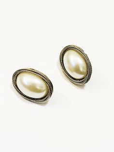 1990s Big Oval Pearl Post Earrings Metal and Pearl Button Earrings Modern Vintage Earrings Retro Sophisticated Elegant Costume Jewelry  - Vintage Earrings  Cute Earrings  Condition: Good Vintage Condition  Measurements: 1 inch X .5 inch  ----------------------------------- Please checkout our store for other vintage earrings and jewelry. Please ask all questions before purchasing this item. International shipping available. All items shipped with careG Earrings Metal, Button Earrings, Retro 90s, Modern Earrings, Jewelry Vintage, Cute Earrings, Jewelry Earrings Studs, Vintage Earrings, Modern Vintage