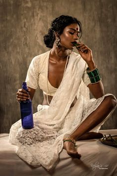 Bold Photography Poses Women, Potrait Refrences Women Indian, Indian Woman Photography, Vintage Saree Photoshoot, Indian Modeling Photoshoot, Indian Portrait Photography, Aesthetic Indian Photography, Aesthetic Saree Photography, Bold Saree Photoshoot