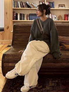 Baggy Shirt And Sweatpants, Baggy Airport Outfit, Asian Baggy Style, Minimalist Baggy Outfits, Baggy Work Outfit, Womens Baggy Outfit, Asian Fall Fashion, Baggy Fits Women, Feminine Tomboy Outfits