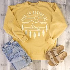 LONG LIVE ADVENTURE Hand drawn Converse Outfits, Camping Hoodie, Retro Camping, 70s Clothing, Style Converse, Shirt Outfits, Mode Boho, Yellow Hoodie, Hipster Outfits