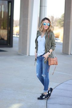 Veja como usar a parka nesta estação! Casual Weekend Outfit, New Balance Outfit, Weekend Outfit, Fall Winter Outfits, Ripped Jeans, Casual Outfit