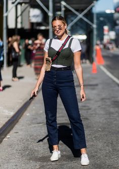 Bustier Top: Styling-Trick für Waschbär-Bäuche: einfach ein T-Shirt unter dem Bustier-Top tragen. #bustier #trend #mode #top #styling #tipps #fashion ©getty images Bustier Top Outfits Casual, Bustier Over Shirt Outfit, Bustier Over Shirt, V Cut With Layers, Crop Top Over Shirt, Bustier Top Outfits Classy, Layer Top Outfits, Corset Over Shirt Outfits, Corset Over Shirt