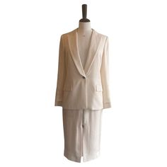 Ivory Tom Ford skirt suit from the eponymous brand. Silky ivory blazer style jacket and matching below the knee pencil skirt. The pencil skirt features gunmetal zipper detail running up the front which zips half way create a slit where the matching ivory silk lining peaks through. Blazer style jacket features collar, elongated lapels and flap over pockets either side of hip. Single breasted style, buttoned at the front with single black button. Unusual double cuff feature sports 6 smaller button Ivory Blazer, Carolyn Murphy, Double Cuff, Atelier Versace, Blazer Style, The Pencil, Ivory Silk, Perry Ellis, Blazer Fashion