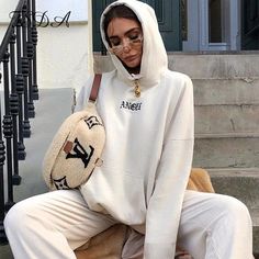 Autumn Look, Diy Vetement, Sweatshirt Outfit, Vintage Hoodies, Streetwear Fashion Women, Hoodie Outfit, Bum Bag, Outfit Casual