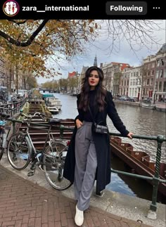 Autumn Outfits Parisian, Cute Amsterdam Outfits, Outfit Ideas Europe Winter, Amsterdam Clothes Style, Rainy Day In Europe Outfit, Amsterdam Work Outfit, Outfit Ideas For Amsterdam, Outfit Ideas Germany, Amsterdam Aesthetic Outfit Fall