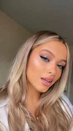 Glitter Make Up Festival Ideas, Jewels On Eyes Makeup, Makeup Inspo Concert, Coachella Makeup Looks, Edm Concert Makeup, Fun Prom Makeup, Maquillaje Festival Coachella, Cochella Makeup Looks, Fun Concert Makeup