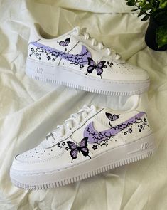 Take flight with Purple Butterflies Flowers Custom Air Force 1. Featuring a bold and vibrant pattern of purple butterflies and flowers, these sneakers are perfect for wild adventurers looking to stand out. Let your style take flight today! 🦋 🔥 100% genuine, Brand New.👟 Custom sneakers.💫 Every pair is hand-made to order.✨ Best quality waterproof and scratch-proof paints used.✨ 1000+ satisfied customers across various platforms. 🌎Free worldwide shipping,shipping within 5-12 working days🎁 Tre Purple Butterfly Quinceanera Theme, Skor Sneakers Nike, Παπούτσια Nike Free, Quinceanera Theme, Обувь Air Jordan, Nike Shoes Women Fashion, Buty Marki Nike, Customized Shoes, Pretty Sneakers