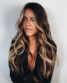 So pretty! The face framing looks incredible #faceframing #highlights Boho Brown Hair, Face Frame, Brown Blonde Hair, Ombre Hair Color, Blonde Ombre, Hair Color Trends