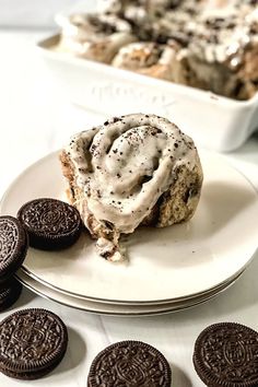 an oreo cookie dessert on a plate with cookies around it