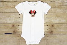 Minnie Mouse Onesie, Minnie Mouse bodysuit, Disney onesie, Disney outfit, disney onesie, Minnie Mouse Birthday, Minnie 1st birthday Minnie 1st Birthday, 1st Birthday Message, Disney Onesie, Minnie Mouse Onesie, Outfit Disney, Disney Outfit, Custom Onesies, Custom Easter, Baby Bath Time