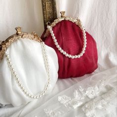 This bag is designed for the bride, pure white with a little sparkle, place portable items, the perfect match for your wedding dress. Elegant Party Bag With Pearl Chain, Elegant Party Bags With Pearl Chain, Elegant Evening Bags With Pearl Chain, Gold Pearl Evening Bag For Events, Formal Bags With Pearl Chain, Gold Pearl Bags For Formal Occasions, Elegant Bags With Pearl Chain, Formal Gold Clutch With Pearl Material, Elegant Pearl White Bridal Accessories For Party