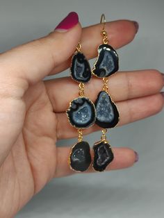 Introducing our exquisite Raw Mexican Geode Dangle Earrings! Handpicked from ancient geode formations, each earring showcases the vibrant colors and intricate crystal formations unique to Mexican geodes. Wear a piece of Mexico's geological wonder as a stunning accessory.  🔸Nickel-free 🔸10/12 mm stone size 🔸Color may vary according to lighting 🔸Gold filled We offer  🔸Fast shipping  🔸Free shipping eligible orders 🔸Polishing cloth  🔸Free item on orders of 100€ 🔸Gift box 🎁 🔸Great customer Agate Drop Earrings Gift, Agate Drop Earrings As A Gift, Agate Drop Earrings For Gift, Agate Gemstone Dangle Earrings, Nickel Free Agate Dangle Earrings, Agate Drop Earrings With Matching Set, Trendy Agate Drop Earrings, Agate Dangle Earrings With Natural Stones, Agate Natural Stone Dangle Earrings