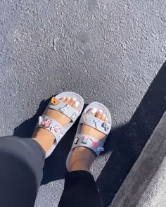 Crocs Storage Ideas, Croks Slipper Aesthetic Outfit, Croks Slipper Aesthetic, Croc Sandals Outfit, Croc Slides Outfit, Crocs Sandals Outfit, Chanclas Aesthetic, Chanclas Crocs