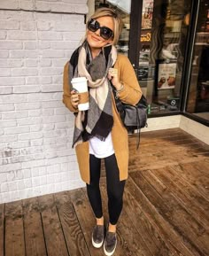 Pretty Winter Outfits, Pretty Cardigans, Fall Trends Outfits, Fall Outfits For Women, Dressy Casual Outfits, Cardigan Outfit, Mode Casual, Cardigan Outfits, Spring Fashion Trends