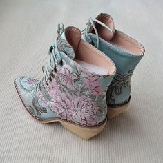 A pair of Victorian Style Boots to be on top of your game. Our beautiful Victorian style boots are everything you could want in a high-end shoe, yet affordable. They stand out from any other pair of shoes with a contemporary Victorian design. This pair of boots features delicate floral embroidery throughout the fabric. The outer shell and embroidery are made of silk and provide a high-quality natural sheen. This model with pointed toes will easily match a skirt, a dress, or skinny jeans. Ideal f Spring Shoes Women, Pointy Boots, Boots Plus Size, Cheap Ankle Boots, Womens Red Shoes, Large Size Womens Shoes, Flower Women, Boots For Short Women, Women Ankle Boots