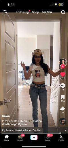 Jaripeo Outfits Aesthetic, Baddie Rodeo Outfits, Country Concert Outfit Black Women, Tan Cowboy Hat Outfit, Baddie Country Outfit, Rodeo Outfit Inspiration, Texas Cowgirl Outfits, Baddie Western Outfits