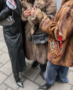 Leather Trench, Coat Outfits, Winter Fits, Photo Styling, Fur Coats, Look At You, Inspiration Mode, Outfits Winter