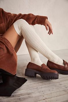 Loafers With Socks Women, Socks For Loafers, Loafers With Socks Outfit, Brown Loafers Outfit Women, Loafers Outfit Women, Sock Boots Outfit, Socks And Loafers