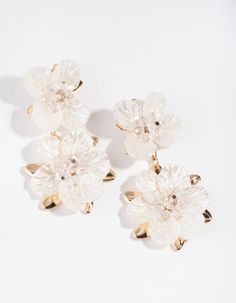 Description Add a pair of statement earrings to your collection with these gorgeous pearl-toned flower earrings. They feature a double flower design on a gold-toned setting. Perfect for date night! | Lovisa White Pearlised Flower Drop Earrings Erica Flower, Earrings Studs Gold, Fashion Jewellery Online, Rose Gold Flower, Flower Drop Earrings, Steel Flowers, Bold Earrings, Golden Earrings, Flower Hair Pin