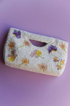 dried floral beaded clutch bag 100% handmade Cute Clutch Purse, Beaded Flower Embroidery, Flower Bead Embroidery, Beading On Clothes, Beads Bags Handmade, Diy Beaded Bag, Bead Embroidery Designs, Pearl Background, Beads Bag