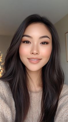 This autumn look brings out a natural radiance, perfect for an effortless vibe on paler Asian skin. With a hint of warm brown eyeshadow, soft peach blush, and a light gloss on her lips, this makeup is minimal yet beautifully seasonal. Her skin’s natural texture shines through, adding to the look’s relaxed feel. A warm smile and cozy autumn backdrop with soft leaves and earthy tones make this the ideal look for embracing fall’s quiet charm. Asian Neutral Makeup, Autumn Makeup Looks Natural, Peachy Makeup Look Natural, Fresh Makeup Look Asian Natural, Warm Autumn Makeup Looks, Peach Makeup Look Natural, Tan Asian Makeup, Cool Toned Eyeshadow Looks, Fall Makeup Looks For Brown Eyes