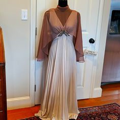 Ivory And Mocha Slip Dress And Capelet. Godess Style Dress. Some Pulling And Repair At Left Bodice Shown. Dress Is Poly No Stains. Size 12 Fits Closer To 6 Or 8. Vintage Gowns, Style Dress, Gorgeous Dresses, Mocha, Vintage Dresses, Vintage Ladies, Bodice, Slip Dress, Fashion Dresses