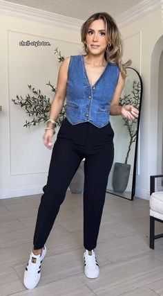 Charity Outfit Ideas, Late August Outfits, Office Outfit With Sneakers, Outfits Con Pants, Fall Work Outfits For Women Business, Outfit Work Casual, Wide Leg Black Pants Outfit, Navy Blue Pants Outfit, Outfits Modernos