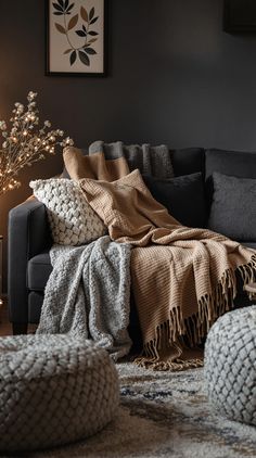 Dark Grey Couch Living Room Charcoal Grey Sofa Living Room Ideas, Dark Gray Couch Pillow Ideas, Dark Grey Couch Styling, Living Room With Dark Grey Couch, Grey Couch Styling, Dark Couch Living Room, Gray Couch Living Room, Living Room Grey Couch