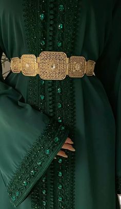 Kaftan Moroccan Caftan, Outfit Soiree, Emerald Green Outfit, Moroccan Wedding Dress, Green And Gold Dress, Morrocan Fashion, Eid Outfit Ideas, Morocco Aesthetic