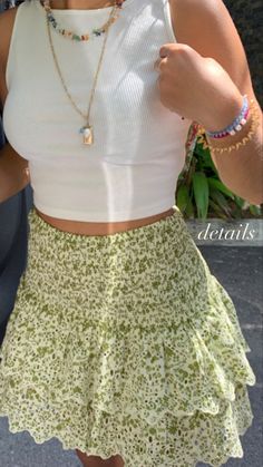 Cute Mini Skirt Outfits Summer, Mini Floral Skirt Outfit, Short Green Skirt Outfit, Sommer Outfit Inspo, Mini Skirt Outfit Summer, Perfect Selfie, Miniskirt Outfits, Elegante Casual