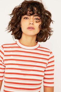 Urban Outfitters - Haut moulant en maille côtelée Curly Shag Bob, Trendy We Fryzurach, Drawing Hair, Curly Bangs, Hair Things, Curly Hair With Bangs, Bob Hair, Blonde Bobs