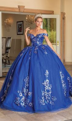 Long royal blue a-line quinceanera ball gown with off the shoulder straps and sweetheart neckline. Royal Dresses Queens Gowns, Dark Blue Quinceanera Dresses, Blue Quince, Quinceanera Dresses Blue, Quince Dress, Short Dress Styles, Royal Dresses, Fashion Pics, Body Measurement